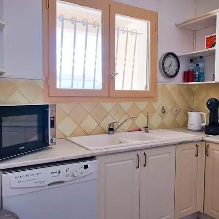 Spacious House With Garden And Private Pool Дом отдыха Кабестань