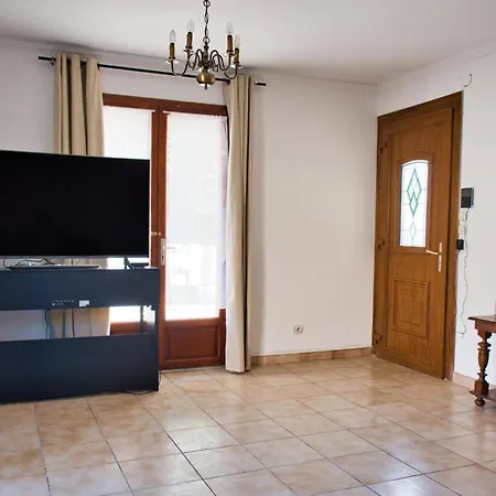 בית נופש Spacious House With Garden And Private Pool